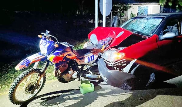 Casal ficam feridos após carro colidir em fundo de moto