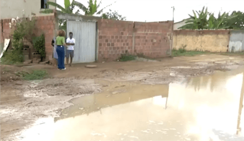 Chuva alaga ruas e provoca transtornos em cidade da Bahia