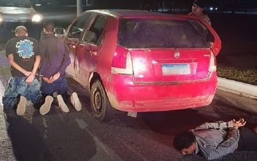 Quadrilha é presa pela Polícia Militar após roubo de carro