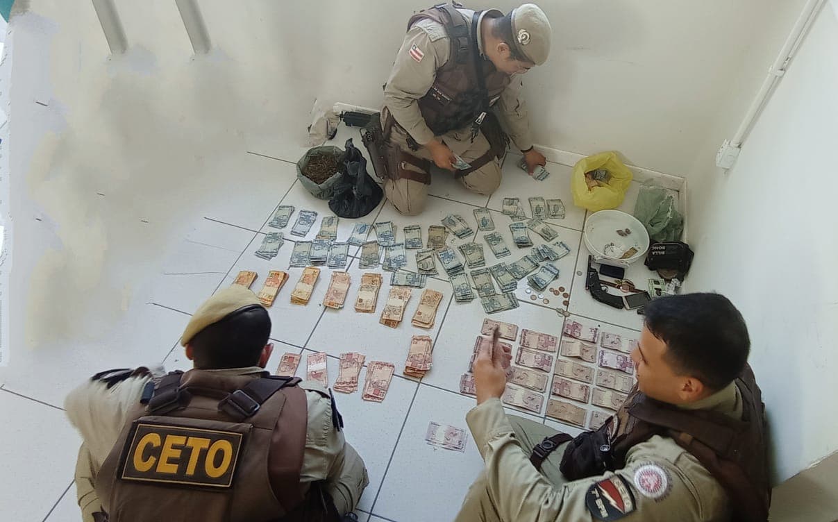 Homem que faturava com tráfico e pedágio ilegal é capturado com R$ 13 mil