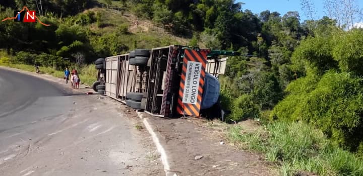 Cegonheira tomba e destrói vários carros na rodovia entre Itamaraju e Teixeira-BA.