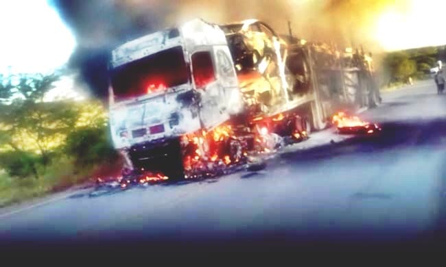 Carreta-cegonha com carros novos pega fogo na BR-116 fica totalmente destruído