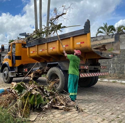 Ibirataia: Prefeitura reforça esforços na limpeza urbana com intensivo recolhimento de Eentulhos