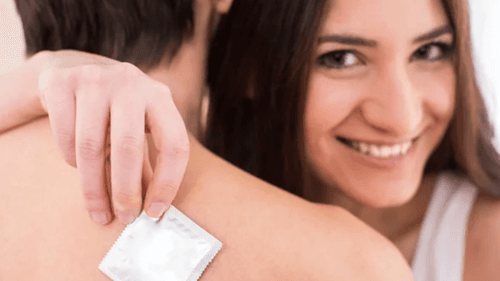 Estudo revela que homens evitam camisinha com mulheres atraentes