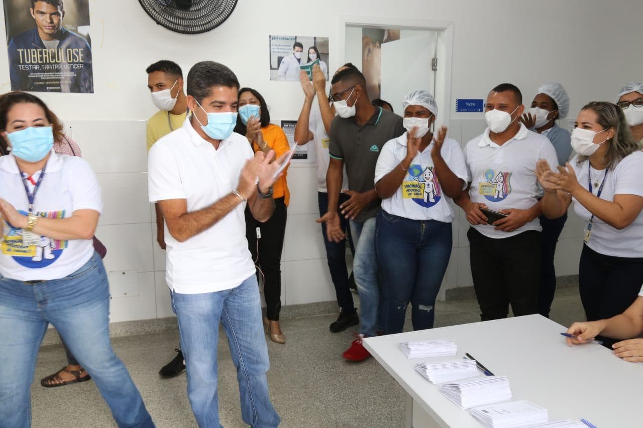 Ao som do hino do Senhor do Bonfim, ACM Neto toma vacina contra a Covid-19 em Salvador