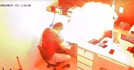 Celular explode enquanto técnico fazia reparos em loja