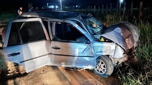 Carro com familiares de vítima de acidente em Dário Meira colide com outro veículo na BR-330 em Ipiaú