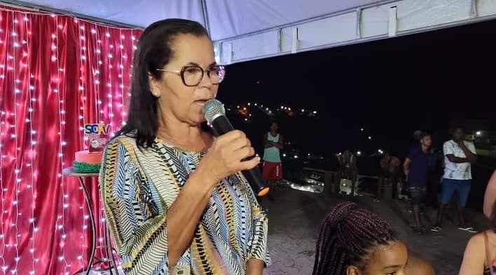Prefeita de Teolândia ataca professores com cortes nos salários e ameaças de demissões
