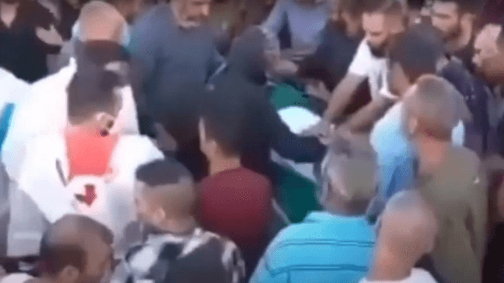 Homem declarado como morto acorda no funeral e deixa pessoas desesperadas;