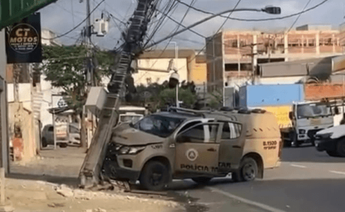 Jequié: Viatura da Polícia Militar Colide com Poste na Avenida Presidente João Goulart