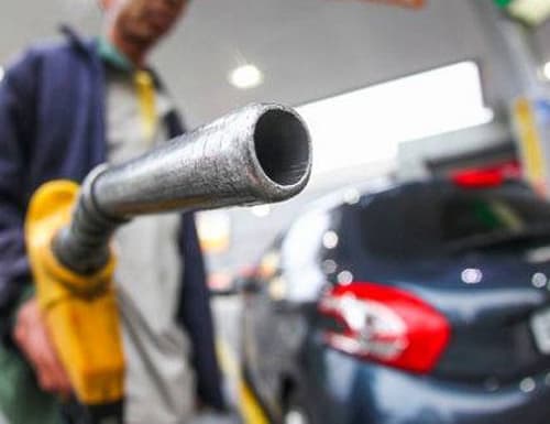 Preço da gasolina cai pela 3ª semana seguida, mas segue acima de R$ 7 o litro