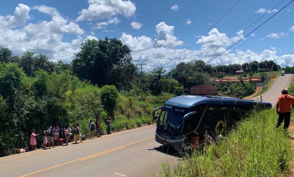 Motorista da passa mal, ônibus fica sem controle e volta de ré em rodovia no interior  Bahia