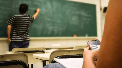 Uso de celular em sala de aula pode ser proibido na Bahia