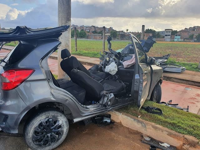 Carro fica destruído após bater contra poste, em Salvador; motorista saiu ferido