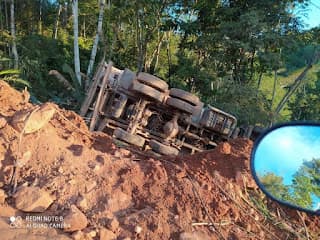 Gandu: Caminhão caçamba falta freio e tomba em ladeira, próximo ao Bairro Juvêncio Leal