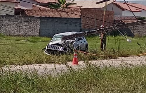 Motorista perde controle de Jeep Renegade e derruba poste na Bahia, causando blecaute