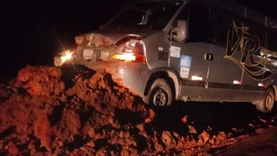 Estudantes ficam feridos após van bater em barreira de terra colocada por bolsonaristas em estrada