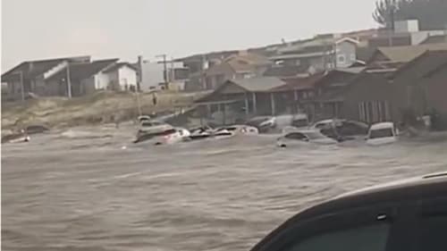 Tsunami meteorológico arrasta carros e causa pânico em praia de Santa Catarina; assista