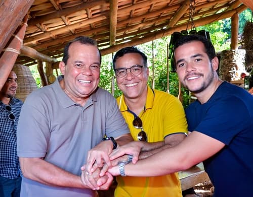 Ibirataia: Multidão toma conta da Praça 7 de Setembro no encerramento do São João Raiz com show vibrante de Natanzinho Lima
