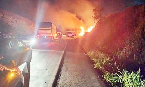 Ônibus pega fogo após colidir com carreta na BR-101