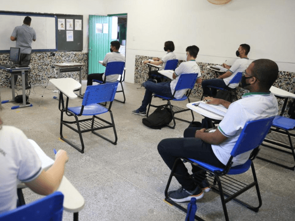 Como é calculado o reajuste do piso salarial dos professores nas redes públicas?