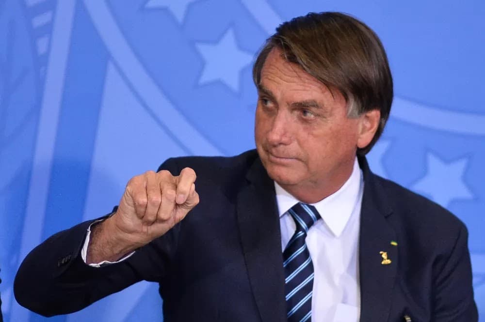 Bolsonaro edita decreto que obriga postos a exibir preço dos combustíveis antes de teto para ICMS