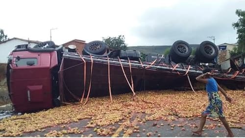 Motorista fica ferido após caminhão carregado de frutas tombar na BA-026, em Pé de Serra