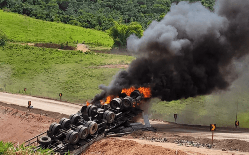 Motorista sai ileso após carreta tombar em ribanceira entre as cidades de Teixeira de Freitas e Itamaraju