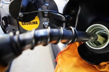 Petrobras anuncia redução do preço da gasolina em 2% nas refinarias a partir de sábado