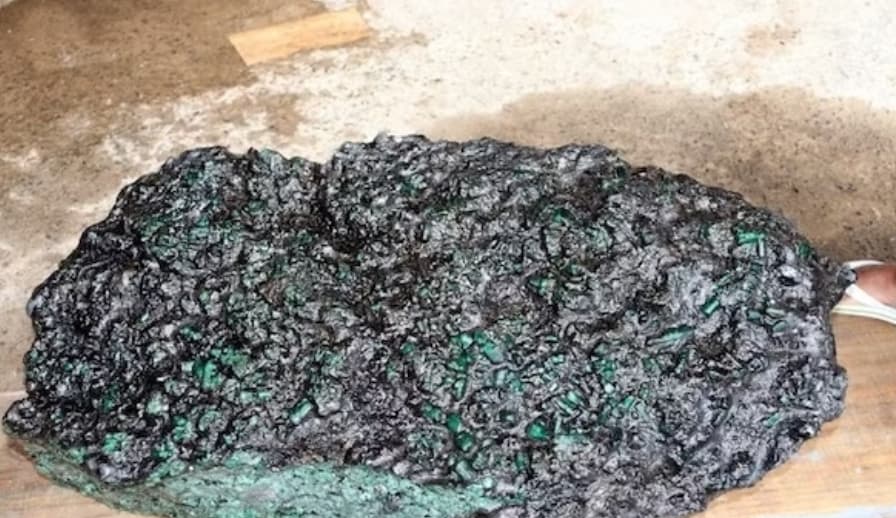 Avaliada em R$ 1 bilhão, esmeralda de 69 kg será leiloada em Salvador