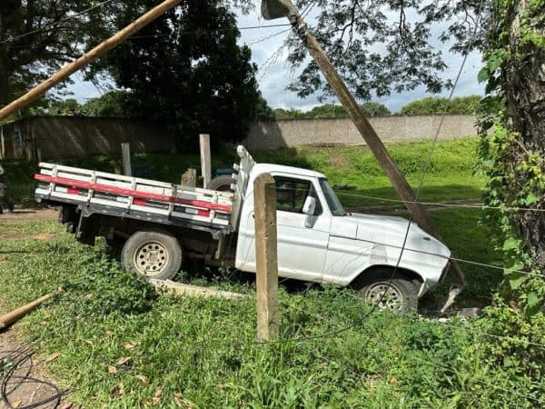 Ubatã: Condutor perde controle da direção e veículo atinge poste na BR-330