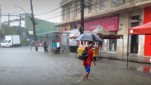Inmet emite alerta amarelo para chuvas intensas e ventos fortes na Bahia e 15 estados