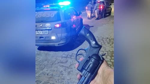Ipiaú: Polícia Rodoviária Estadual prende suspeitos com revólver dentro de veículo