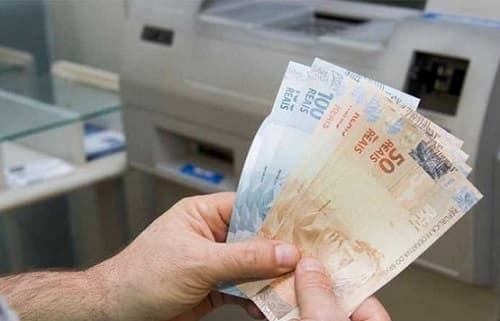Governo não exigirá vacinação e frequência escolar para pagamento do Auxílio Brasil
