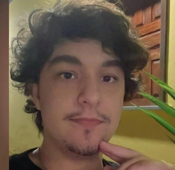 Estudante de medicina morre após batida entre carro e caminhão no extremo sul da Bahia