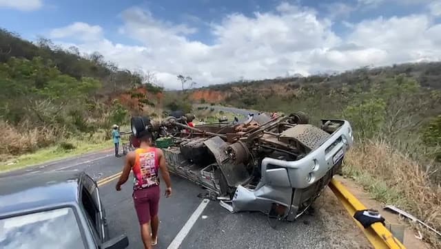 Motorista e passageiro de caminhão ficam feridos após acidente na Estrada do Feijão