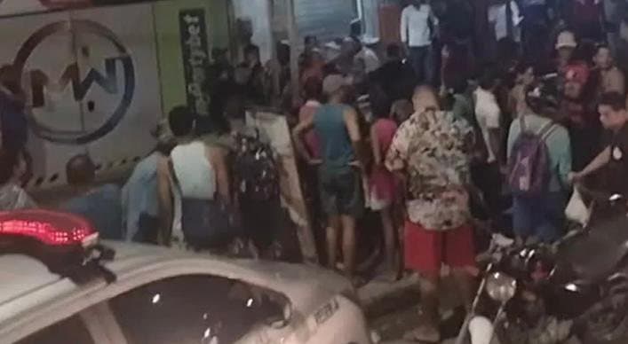 Bombeiro reage a assalto em banca de apostas, troca tiros com bandido e ambos morrem