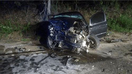Jovem morre e outras quatro pessoas ficam feridas após acidente entre três carros no extremo sul da Bahia