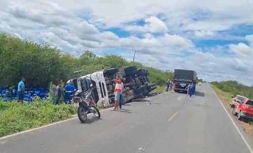 Carreta carregada de cerveja tomba na BA-160 em Bom Jesus da Lapa
