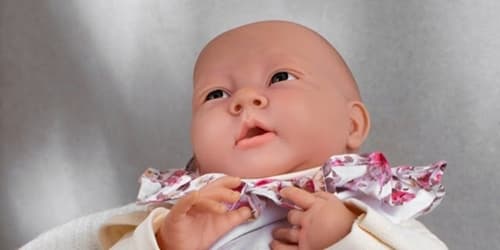 Recepcionista pede licença-maternidade para cuidar de boneca reborn em ação trabalhista