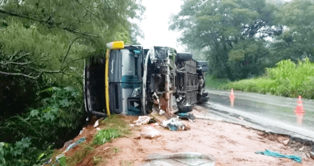 Ônibus de uma empresa de Coité tomba deixa 1 morto e 12 feridos na BR-365