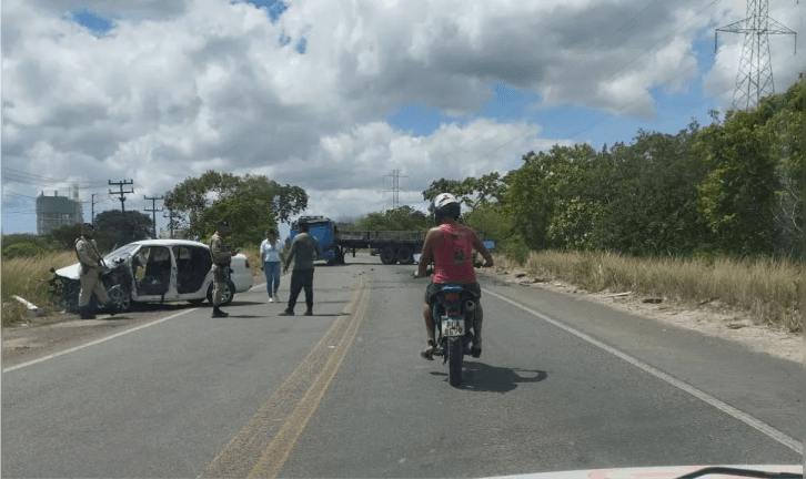 Mulher fica presa às ferragens após grave acidente em Camaçari