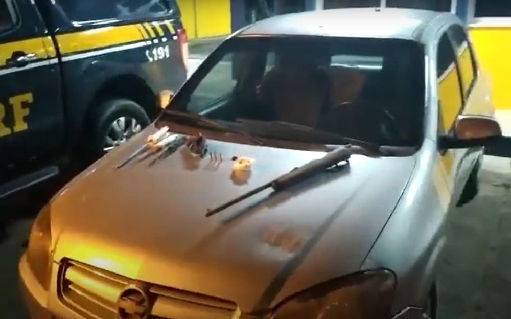 Carro roubado é abandonado após perseguição no sul da Bahia