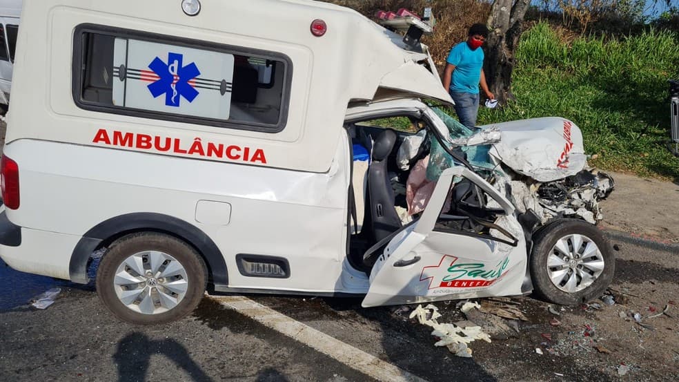 Batida entre van e ambulância deixa pelo menos seis feridos na BR-324