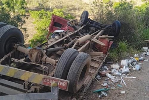 Caminhão tomba na BA-547 entre Jequié e Apuarema