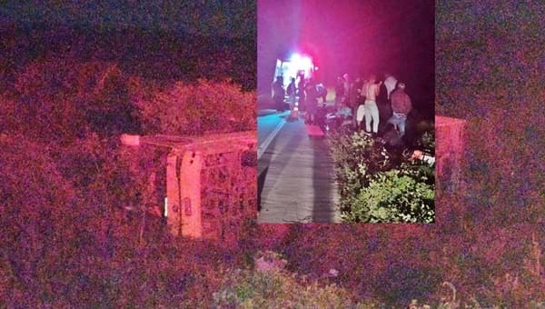 Ônibus com 44 passageiros tomba na BR-242 no oeste da Bahia em Muquém do São Francisco.