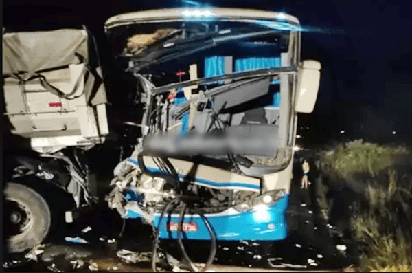 Ônibus da Novo Horizonte bate em fundo de caçamba e deixa  pessoas feridas
