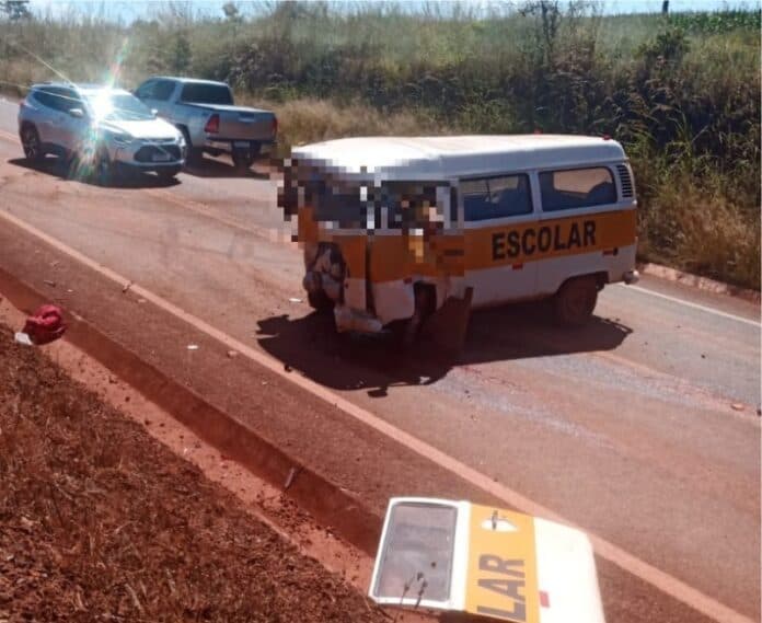 Acidente com Kombi de transporte escolar e Fiat Toro deixa estudante e motorista mortos na GO-118