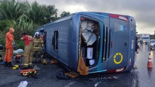 Ônibus da Cidade Sol tomba na BR-324 e deixa um morto na Bahia