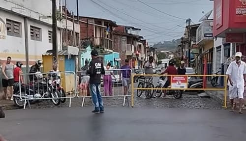 Ibirataia: Prefeitura bloqueia trânsito na feira livre para garantir segurança da população